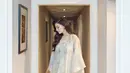 One set printed silk blouse warna cerah dapat memberi impresi elegan secara instan. Lihat saja tampilan Raline Shah satu ini. [@ralineshah]