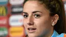 Pemain tengah Belanda Danielle van de Donk berbicara dalam sebuah konferensi pers  jelang semifinal UEFA Women Euro 2012 melawan Inggris di Enschede (2/8). (AFP Photo/John Thys)