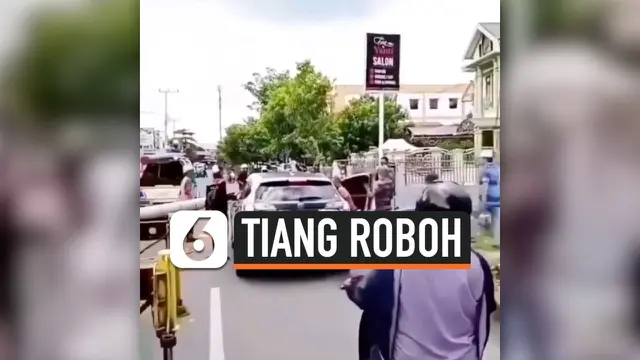 VIDEO: Tiang Listrik Roboh Timpa Mobil di Jalanan