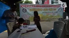 Para siswa belajar online di Tenda Wifi gratis di taman warga RT 013, Jakarta Timur, Rabu (12/8/2020). Tenda belajar tersebut menyediakan fasilitas wifi gratis bagi anak-anak sekolah yang terkendala dengan mahalnya kuota internet. (merdeka.com/Imam Buhori)