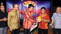 Menpora Imam Nahrawi (tengah) memberi penghargaan kepada Eko Yuli Iriawan usai membuka Rakernas PB PABBSI di Jakarta, Selasa (20/12). 
