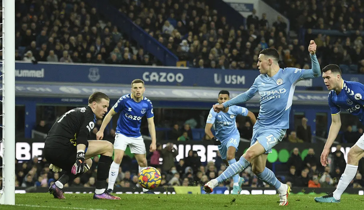 Barulah pada menit ke-82, gol yang ditunggu-tunggu Manchester City tiba. Memanfaatkan bola liar hasil kemelut di kotak penalti, Phil Foden berhasil menyambut dengan sepakan kerasnya. (AFP/Oli Scarff)