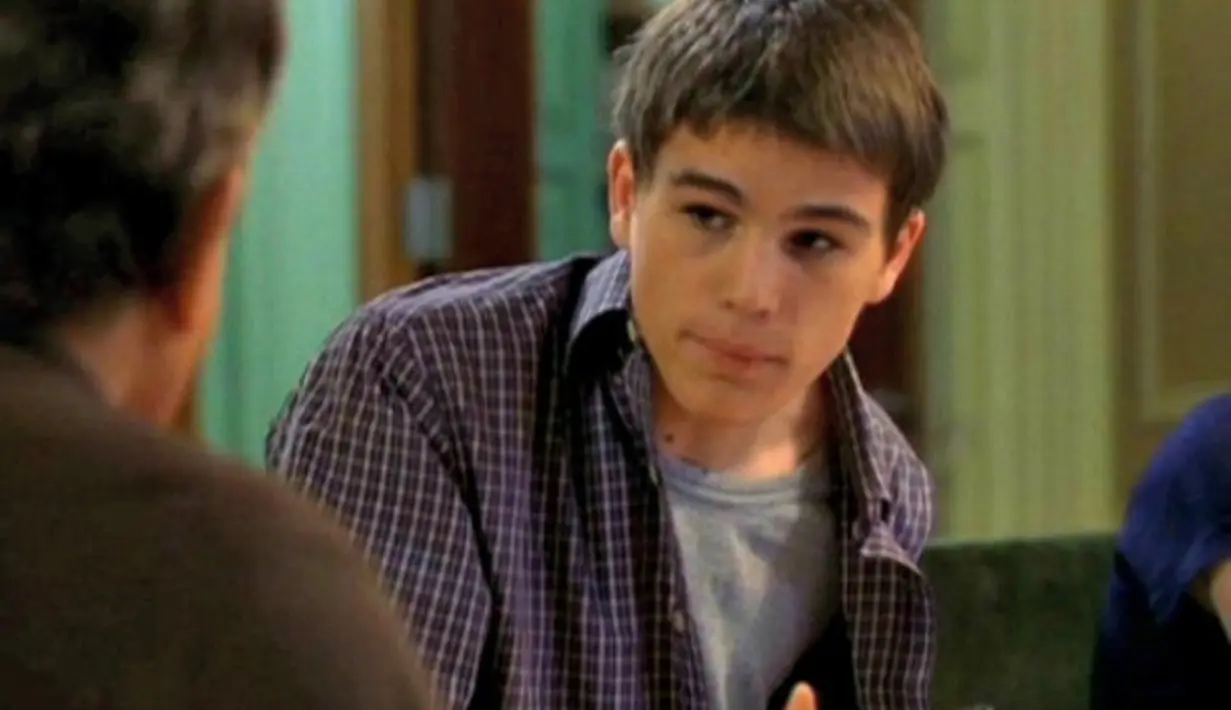 Mungkin satu-satuya hal yang membuat film Blow Dry diingat adalah karena aksen British Josh Harnett yang benar-benar buruk. (Lebeau's le Blog)