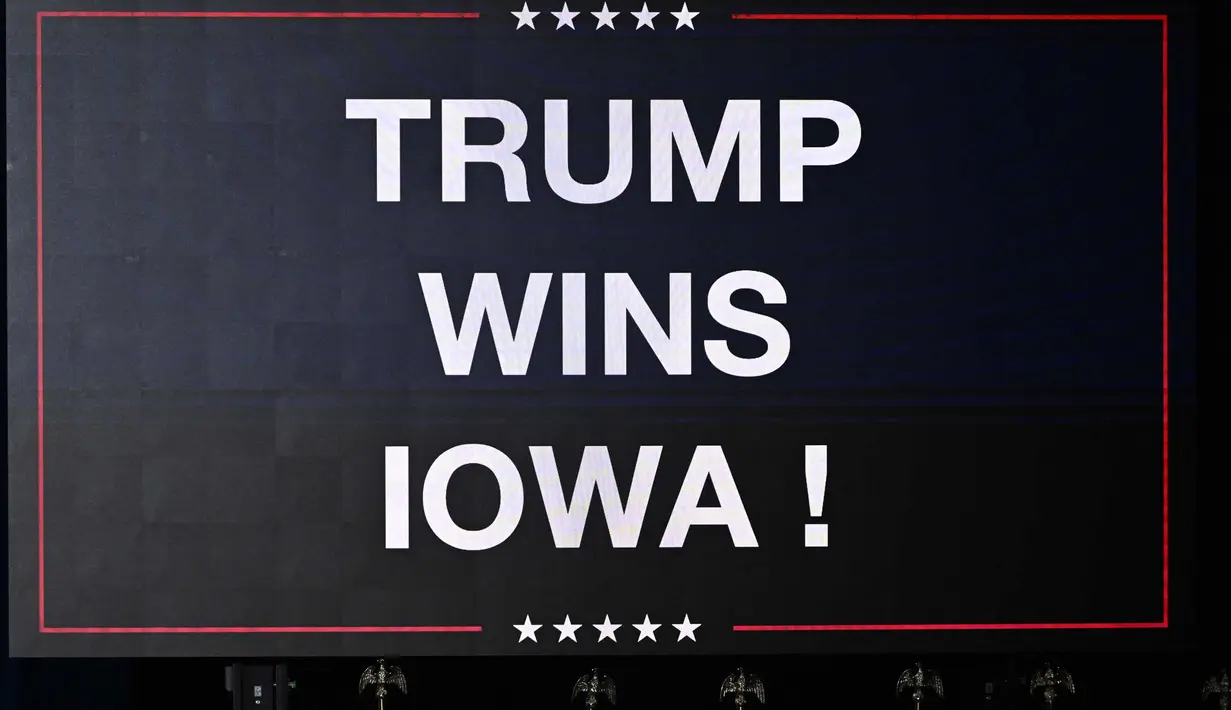 Sebuah tanda yang mengumumkan kemenangan mantan Presiden AS dan bakal calon presiden dari Partai Republik Donald Trump di Iowa ditampilkan di sebuah pesta nonton bareng dalam kaukus calon presiden Partai Republik Iowa 2024 di Des Moines, Iowa, pada tanggal 15 Januari 2024. (Jim WATSON/AFP)