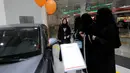 Perempuan Arab Saudi melihat-lihat kendaraan yang dipajang showroom mobil khusus wanita di kota pelabuhan Laut Merah, Jeddah, Kamis (11/1). Showroom mobil khusus wanita ini menawarkan berbagai pilihan mobil dan dikelola oleh perempuan. (Amer HILABI/AFP)