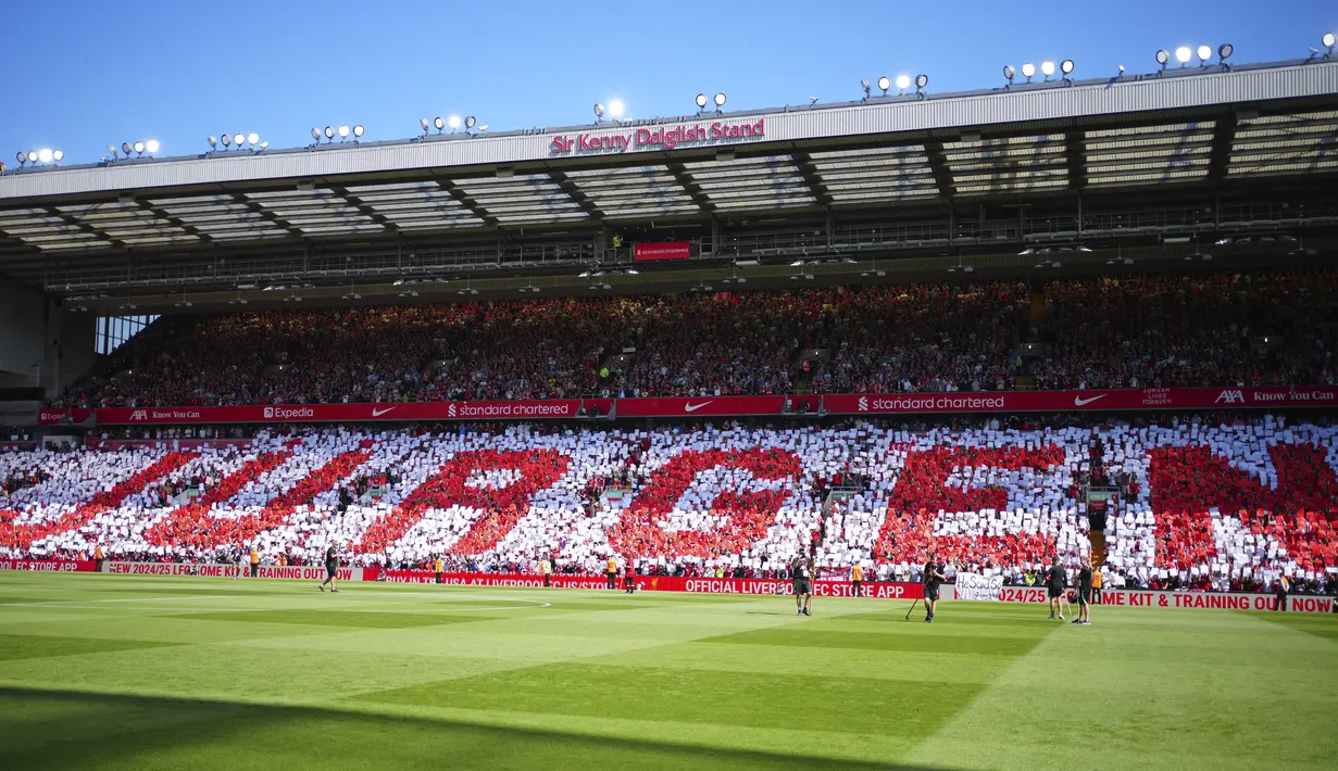 Fans menyambut pelatih Jurgen Klopp menjelang laga pekan ke-38 Premier League antara Liverpool dan Wolverhampton Wanderers di Stadion Anfield, Minggu (19/5/2024). (AP Photo/Jon Super)