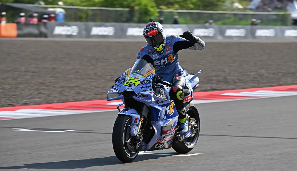 Pembalap tim BK8 Gresini Racing MotoGP asal Spanyol, Fermin Aldeguer tampil sebagai juara MotoGP Indonesia 2025. (SONNY TUMBELAKA/AFP)