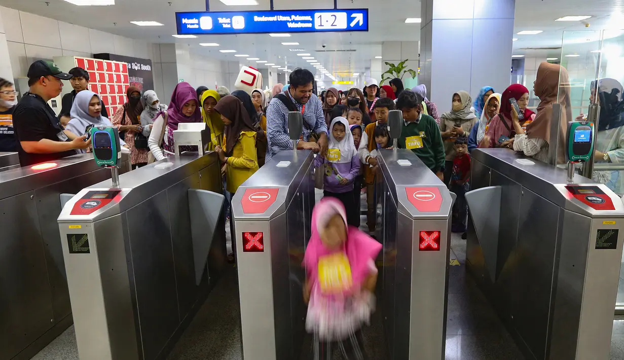 Melalui kegiatan ini PT LRT Jakarta juga memperkenalkan pelayanan unggulan transportasi publik. (merdeka.com/Arie Basuki)