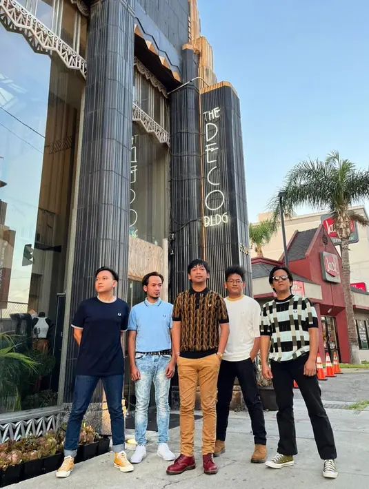Tak ingun menyia-nyiakan kesempatan, band D'Masiv itu juga menyempatkan jalan-jalan di kota Los Angeles. Mulai dari melihat bangunannya yang terkenal, hingga menyusuri jalan yang fenomenal. Diketahui D'Masiv sudah lebih dari sepekan berada di Negeri Paman Sam itu. (Liputan6.com/IG/@rianekkypradipta).