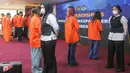 Petugas Imigrasi menyebut bahwa para WNA yang terjaring diduga melakukan berbagai pelanggaran keimigrasian, mulai dari penyalahgunaan izin tinggal hingga kegiatan yang tidak sesuai dengan tujuan pemberian visa. Tampak dalam foto, beberapa Warga Negara Asing (WNA) yang terjaring Operasi Wira Waspada 2025 diperlihatkan saat rilis di Gedung Direktorat Jenderal Imigrasi, Jakarta Selatan, Selasa (16/12/2025). (merdeka.com/Arie Basuki)