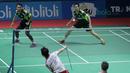 Kevin Sanjaya melepaskan smash ke arah Hendra Setiawan/M. Ahsan pada babak pertama Indonesia Open 2018 di Istora Senayan, Jakarta, (4/6/2018). Kevin/Marcus menang 21-16 18-21 21-10.  (Bola.com/Nick Hanoatubun)