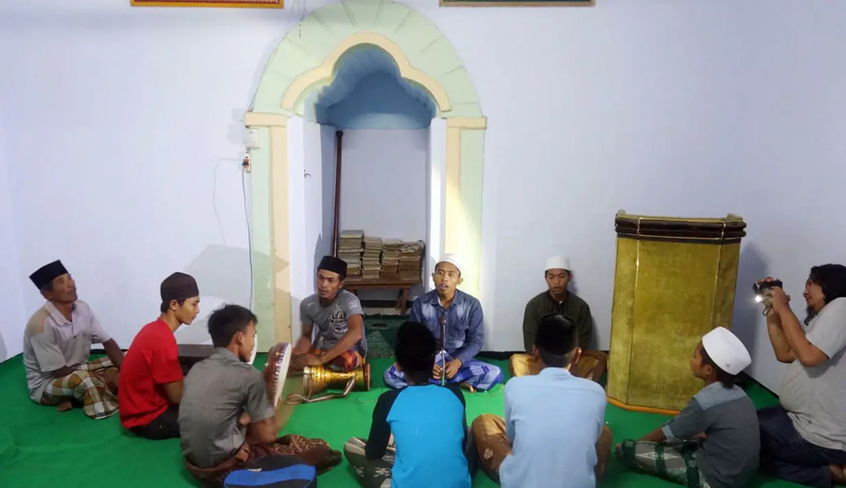 Jamaah Aboge (Alif Rebo Wage) mengumandangkan takbir di Mushalah Al-Barokah di Desa Leces, Kecamatan Leces, Probolinggo, Jatim, Selasa (29/7/2014). (ANTARA FOTO/Adhitya Hendra)