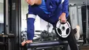 Saat tidak berlatih bersama tim, seringkali Arthur Irawan menghabiskan waktu dengan berlatih mandiri di gym. Keseriusannya menjaga stamina dan fisik ini membuat kondisi tubuh Arthur selalu prima meskipun tidak bertanding di lapangan. (Liputan6.com/IG/@arthurirawan)