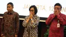 Menkeu Sri Mulyani (tengah), Menteri ESDM, Ignasius Jonan dan Mendagri Tjahjo Kumolo menghadiri penandatangan perjanjian tentang Pengambilan Saham Divestasi PT Freeport Indonesia, Jakarta, Jumat (12/2). (Liputan6.com/Johan Tallo)