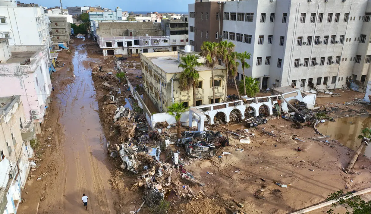 Sementara itu, laporan CNN menyebut jumlah korban tewas banjir Libya diperkirakan lebih dari 5.000 orang dan 10.000 orang hilang setelah hujan lebat di timur laut Libya menyebabkan dua bendungan ambruk --sehingga menyebabkan lebih banyak air meluap ke wilayah yang sudah terendam banjir. (AP Photo/Jamal Alkomaty)