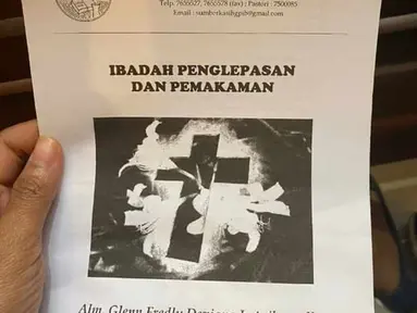 Seseorang memegang kertas saat ibadah penglepasan dan pemakaman Glenn Fredly di GPIB Sumber Kasih, Lebak Bulus, Jakarta, Kamis (9/4/2020). Penyanyi 44 tahun tersebut disebutkan meninggal dunia karena sakit meningitis. (Foto: Istimewa)