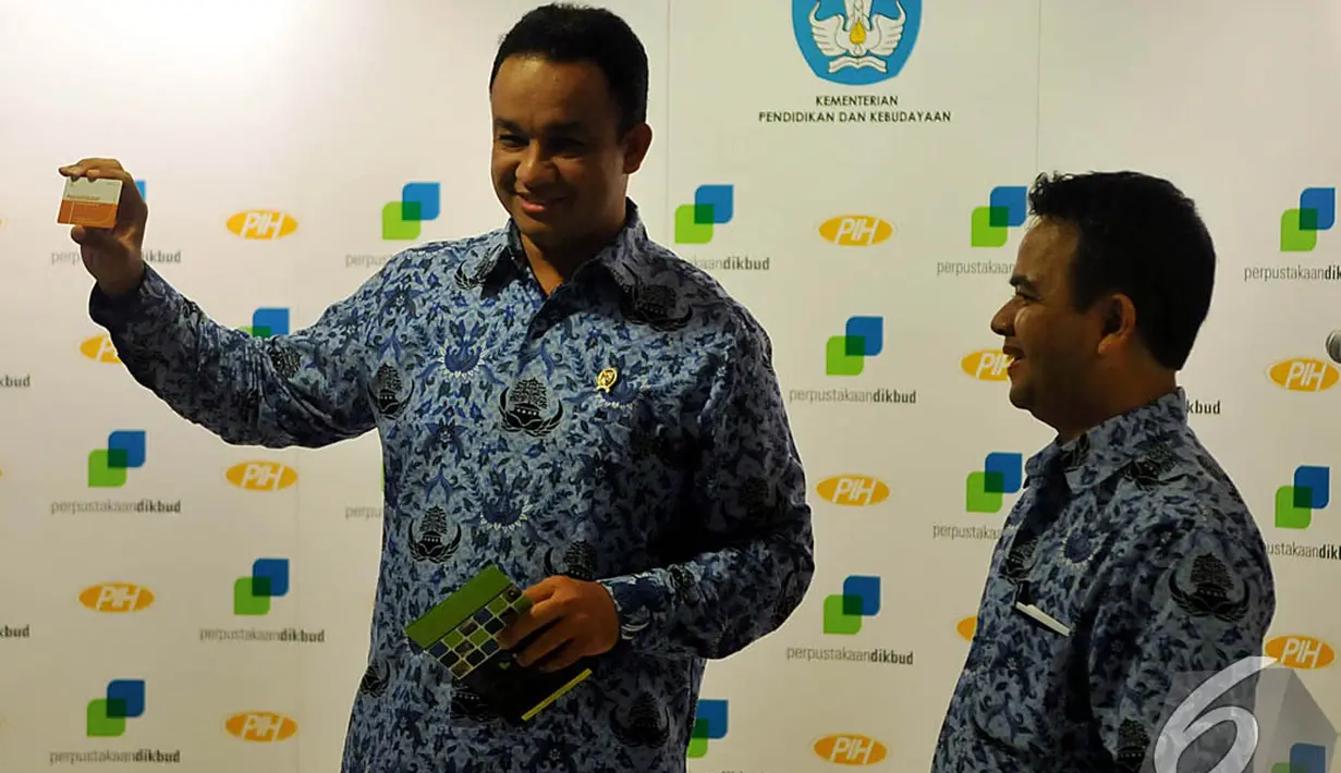 Mendikbud Anies Baswedan saat peluncuran aplikasi katalog perpustakaan di perangkat berbasis Android, SLiMS, Jakarta, Selasa (25/11/2014). (Liputan6.com/Johan Tallo)