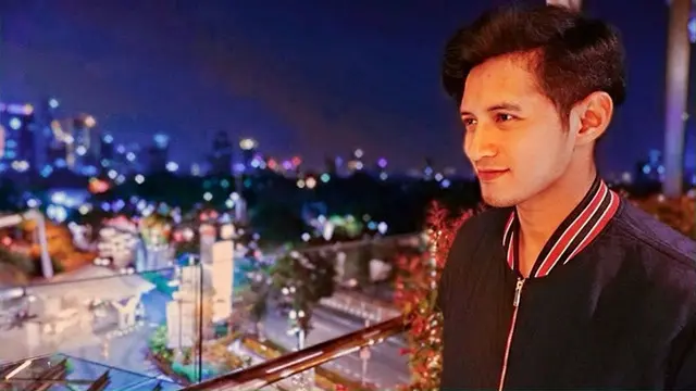 7 Potret Terbaru Chand Kelvin yang Masih Sendiri di Usia 34 Tahun