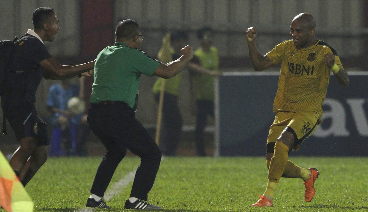 Bek Bhayangkara FC, Anderson Salles, merayakan gol yang dicetaknya ke gawang PSIS Semarang pada laga Piala Indonesia di Stadion PTIK, Jakarta, Selasa (19/2). Bhayangkara FC bermain imbang 1-1 melawan PSIS. (Bola.com/Yoppy Renato)