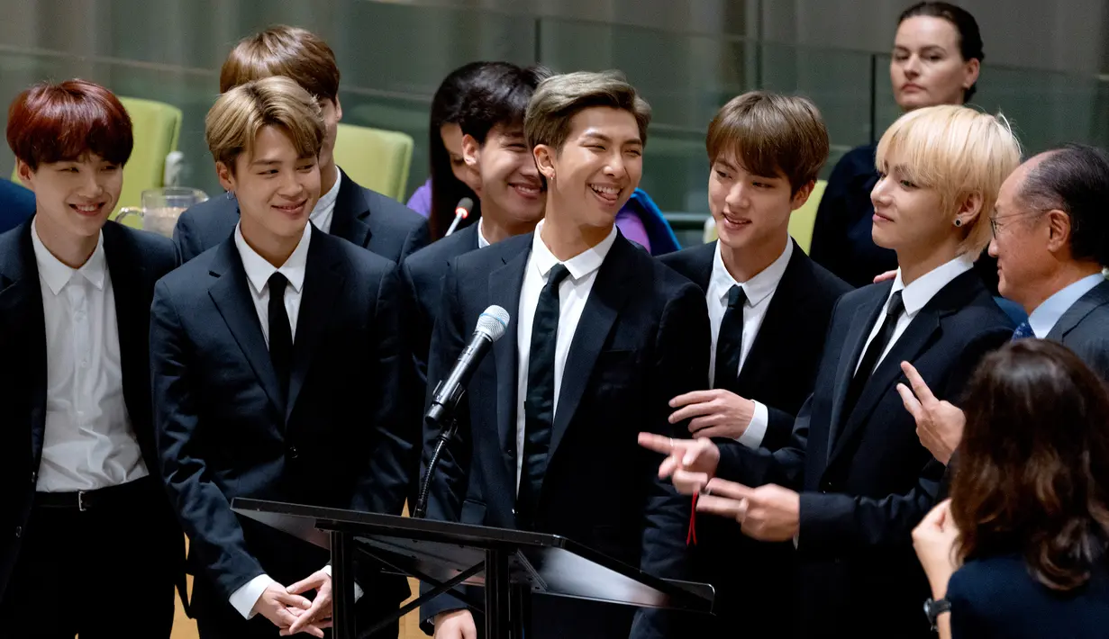 Boyband Korea Selatan, Bangtan Sonyeondan (BTS) berbicara dalam Sidang Umum Perserikatan Bangsa-Bangsa (PBB) di New York, Senin (24/9). Ini merupakan kali pertama grup K-Pop berbicara dalam Sidang Umum Tahunan PBB. (AP/Craig Ruttle)