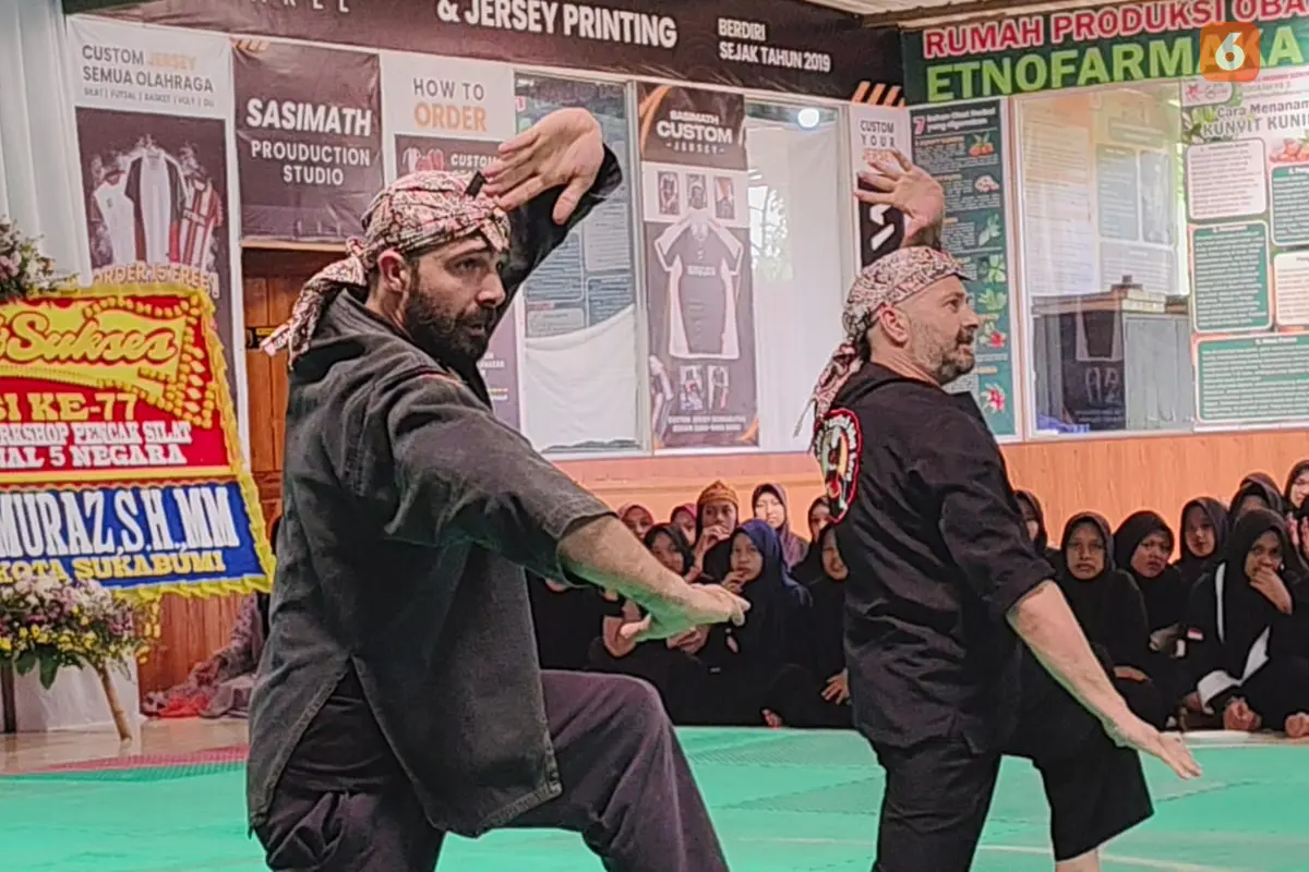 Pendekat silat asal Italia saat mengikuti workshop pencak silat Internasional di Ponpes Dzikir Al Fath Kota Sukabumi. (Liputan6.com/Fira Syahrin).