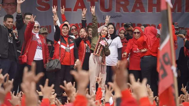 Istri Calon Presiden (Capres) Ganjar Pranowo, Siti Atikoh mengenakan jaket bomber ala top gun dalam safari politiknya di Lampung Selatan.