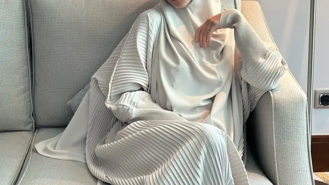 Potret Ameera Khan dengan Outfit Putih. (instagram/littlemisskhan)