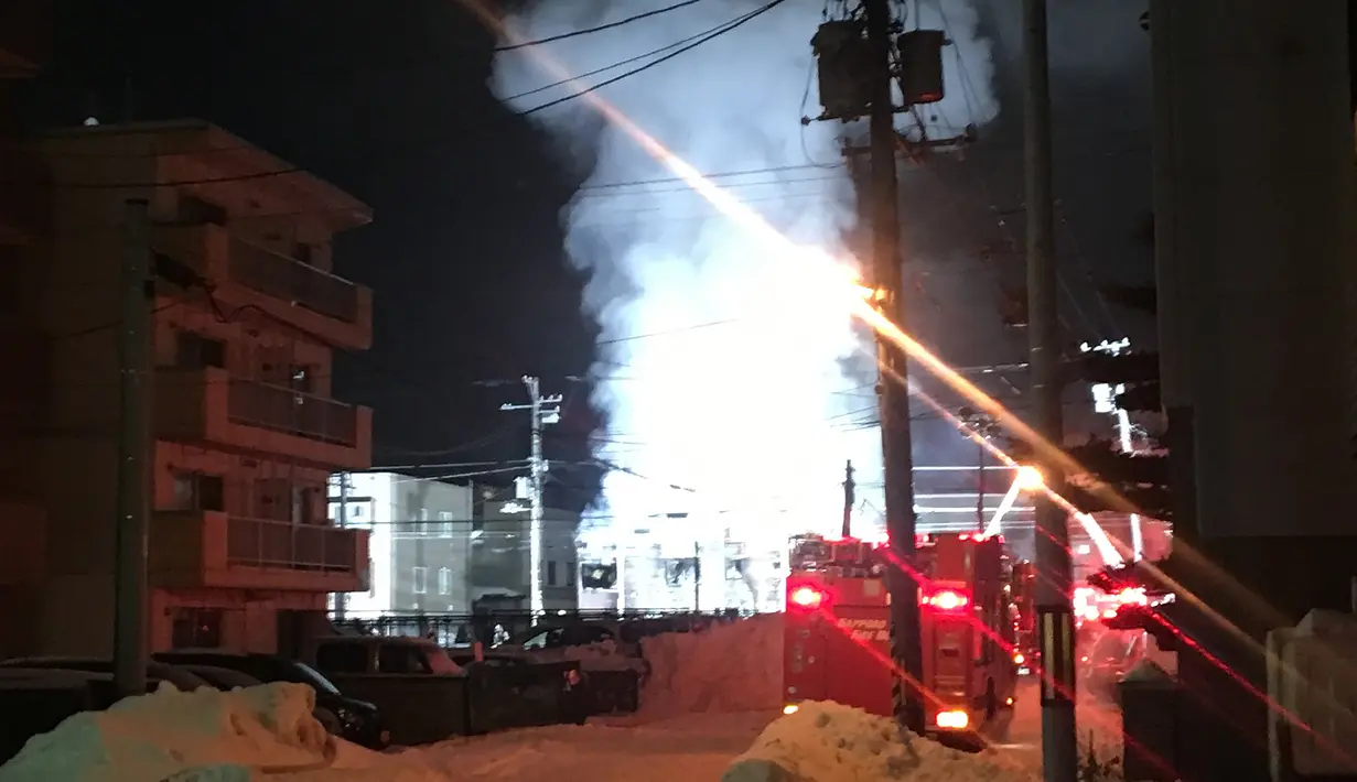 Kepulan asap terlihat dari kebakaran yang melanda panti jompo di Sapporo, utara Jepang, Kamis (1/2). Ada sebanyak 16 orang yang tinggal di pantai jompo dengan biaya sewa sebanyak 36 ribu yen atau setara rp 4,4 juta tersebut. (JIJI PRESS / AFP)