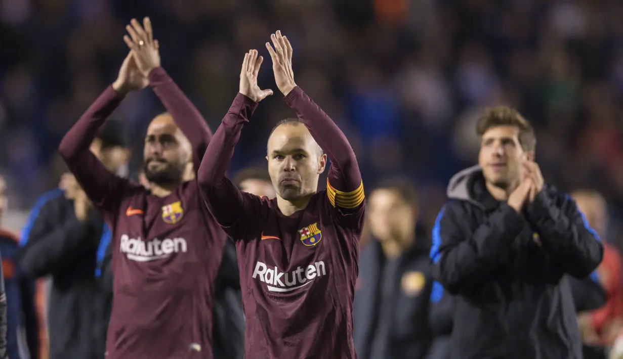 Kapten Barcelona, Andres Iniesta, merayakan gelar juara La Liga 2017- 2018 setelah mengalahakan Deportivo La Coruna di Stadion Riazor, Senin (30/4/2018). Barcelona menang 4-2 atas Deportivo La Coruna. (AP/Lalo R. Villar)