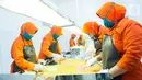 Sejumlah pekerja mengaduk gula palma di Koperasi Serba Usaha Nira Satria, Banyumas, Rabu (15/12/2021). Koperasi yang menaungi Industri Kecil Menengah produsen gula palma telah menerapkan sistem informasi terpadu berkat pendampingan Ditjen IKMA Kemenperin pada 2020. (Liputan6.com/HO/Kemenperin)