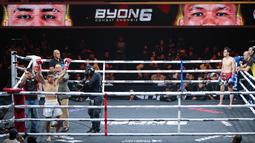 Petarung Indonesia, Haris Sofyan, merayakan kemengan atas petarung Malaysia, Mohammed (Jordan Boy), pada pertandingan Byon Combat Showbiz Vol. 6 di Tennis Indoor Senayan, Jakarta, Sabtu (22/10/2025). (Bola.com/M Iqbal Ichsan)