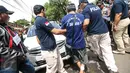 Aparat Kepolisian melakukan prarekonstruksi kasus perampokan dan pembunuhan di perumahan Pulomas, Jakarta Timur, Jumat (6/1). Seluruh kronologi mulai kedatangan hingga aksi penyekapan pelaku terhadap korban kembali dilakukan. (Liputan6.com/Faizal Fanani)