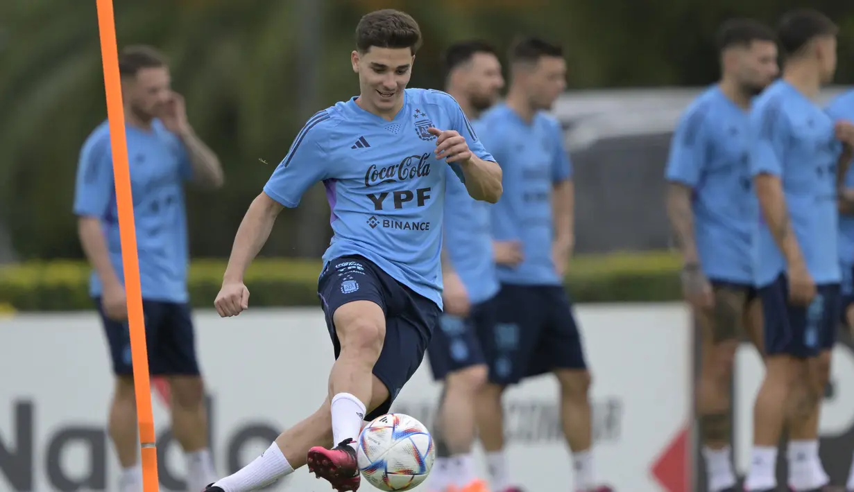 Penyerang Argentina Julian Alvarez mengoper bola saat sesi latihan menjelang pertandingan persahabatan melawan timnas Panama dan timnas Curacao, di Ezeiza, Buenos Aires, Rabu (22/3/2023). (Photo by JUAN MABROMATA / AFP)