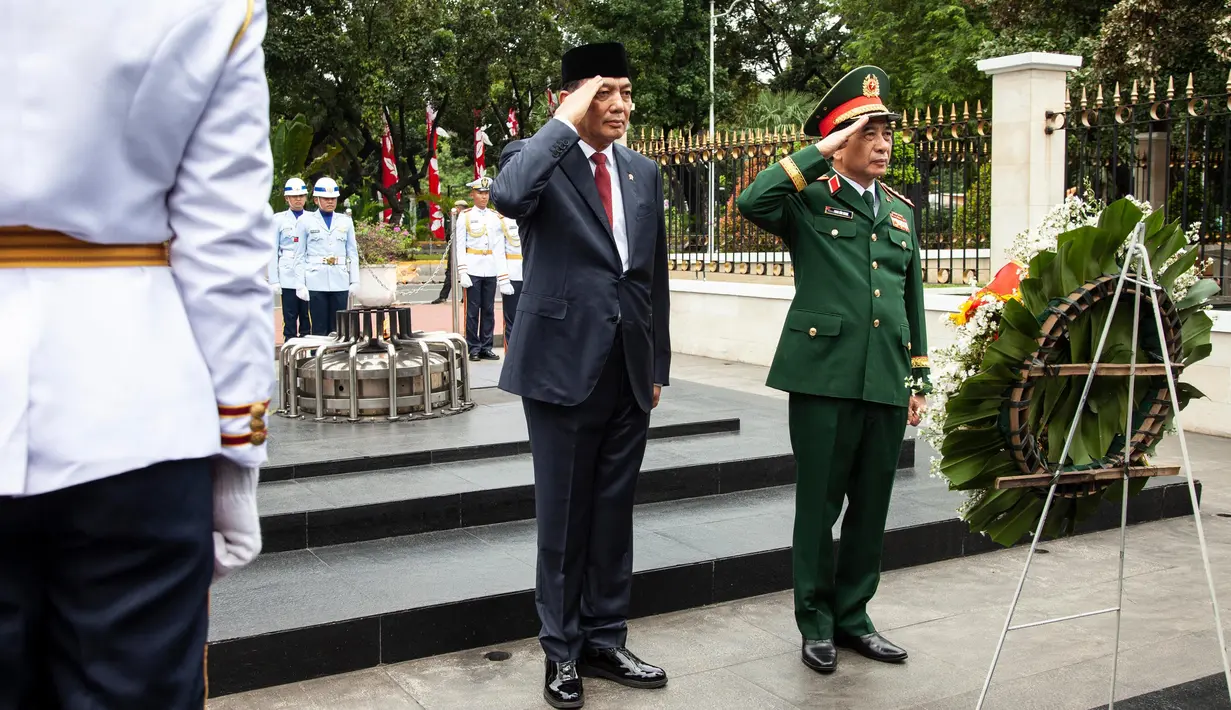 Usai memeriksa pasukan jajar kehormatan, keduanya langsung masuk untuk melakukan pertemuan bilateral secara tertutup. (Aditya Irawan/AFP)