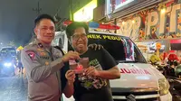 Wakapolda Jatim Brigjen Pol Akhmad Yusep Gunawan memberikan satu mobil ambulans gratis kepada suporter Persebaya alias Bonek Rescue. (Dian Kurniawan/Liputan6.com)