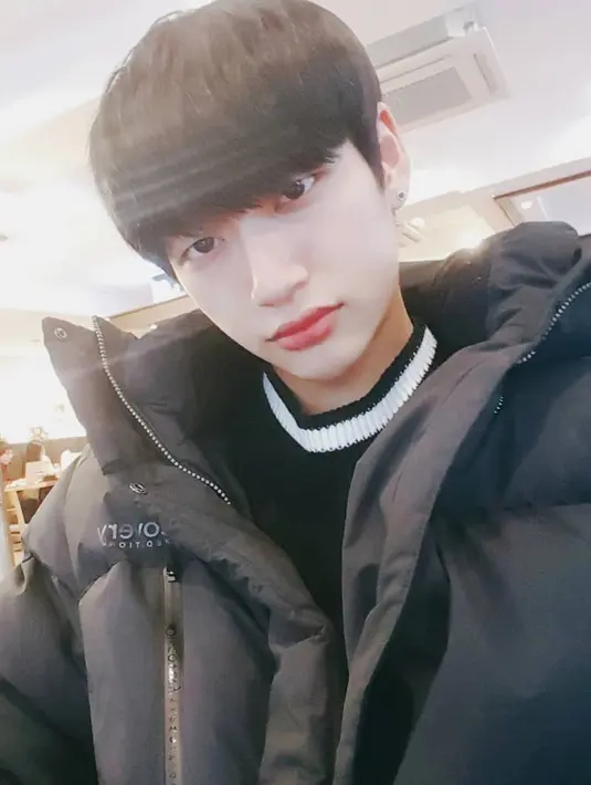 "Aku sangat ingin ngedance tapi aku tak bisa karena tak punya tempat yang layar untuk latihan dance," jelasnya. (Foto: instagram.com/tae____dong)