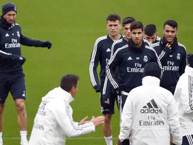 Pelatih anyar Real Madrid, Santiago Solari, memimpin sesi latihan di Valdebebas, Madrid, Selasa (30/10/2018). Santiago Solari menjadi pelatih Real Madrid menggantikan Julen Lopetegui yang dipecat. (AFP/Gabriel Bouys)