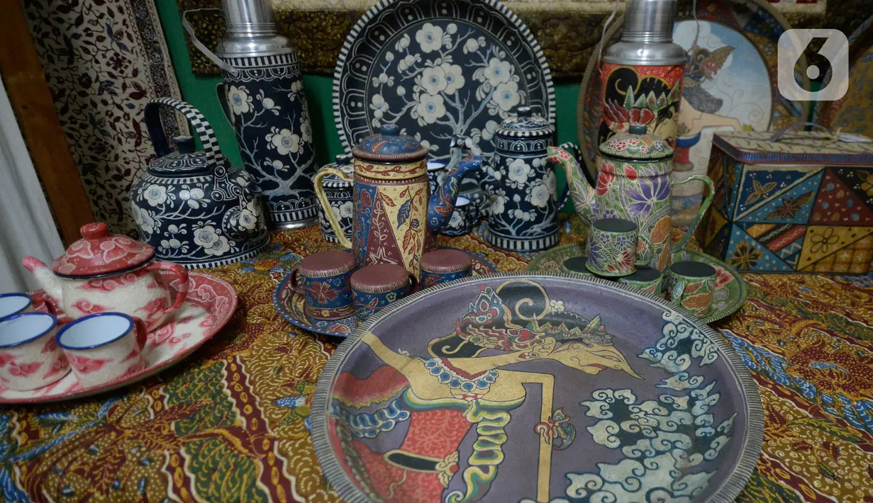 Sejumlah lukisan batik  terlihat di Studio Daroolang, Bintara, Tangerang Selatan, Banten, Rabu (2/12/2020). Lukisan ketel batik jadul khas nusantara di teko tempat air minum tersebut dijual dengan harga Rp 150 ribu hingga Rp 2,5 juta. (merdeka.com/Dwi Narwoko)