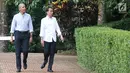 Presiden Joko Widodo bersama Presiden AS ke-44, Barack Obama berkeliling Kebun Raya Bogor menuju Grand Garden di Bogor, Jumat (29/6). Jokowi mengajak Obama berkeliling Kebun Raya untuk berbincang santai di Grand Garden. (liputan6.com/Angga Yuniar)