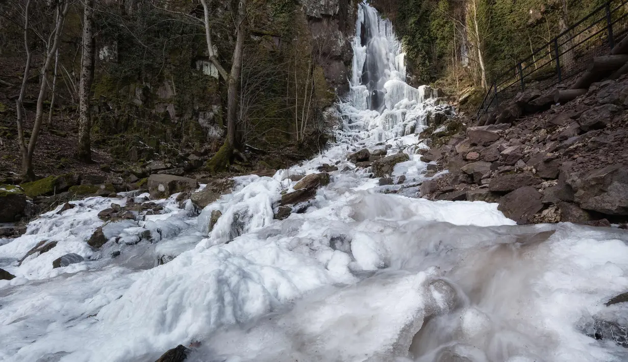 Air terjun Nideck yang membeku di Oberhaslach, Prancis timur (27/2). Cuaca dingin di Siberia yang dijuluki "The Beast from the East" membuat suhu di sebagian Eropa menurun. (AFP Photo/Patrick Hertzog)
