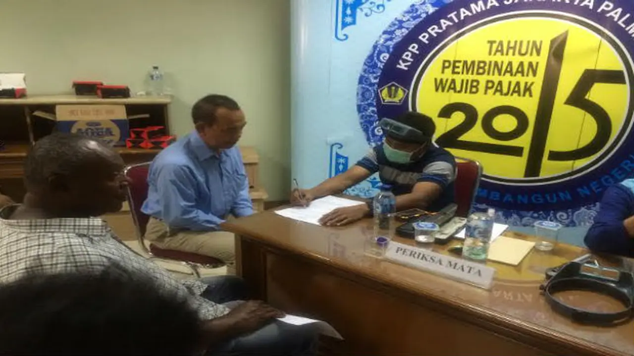 Tunjukkan Manfaat Pajak, DJP Jakbar Gelar Operasi Katarak Gratis