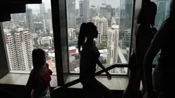 Para model tiba untuk hadir di hadapan para juri selama audisi model Lakme Fashion Week (LFW) di Mumbai di Mumbai (13/6). Acara audisi model Lakme Fashion Week (LFW) akan diadakan di Mumbai pada bulan Agustus. (AFP Photo/Punit Paranjpe)