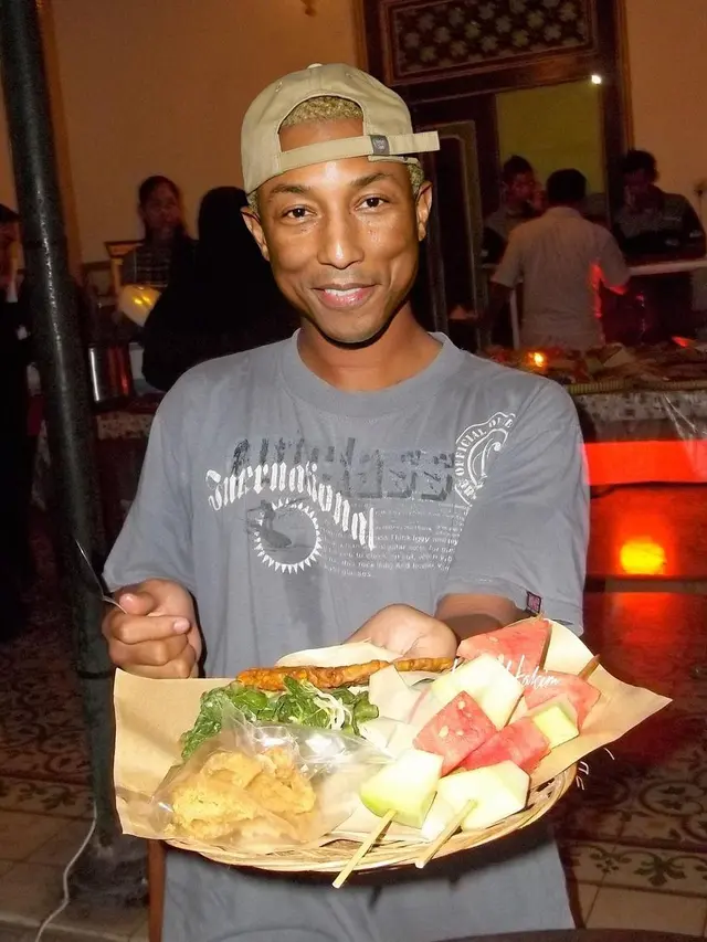 6 Editan Foto Pharell Williams Jika Tinggal di Indonesia Ini Kocak