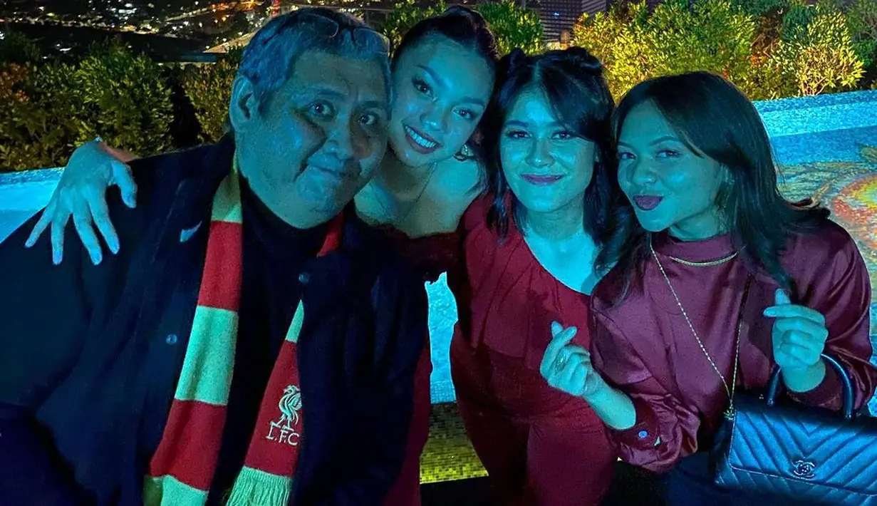 Amel Carla memakai blouse lengan panjang warna merah dengan aksesori kalung panjang. [@nauraayu]