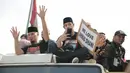 Musikus Ahmad Dhani menaiki mobil komando setelah bebas dari LP Cipinang, Jakarta Timur, Senin (30/12/2019). Ahmad Dhani dijemput sang istri Mulan Jameela dan ketiga anaknya yakni Al Ghazali (Al), Abdul Qodir Jaelani (Dul) dan Ahmad El Jallaludin Rumi (El. (Liputan6.com/Faizal Fanani)