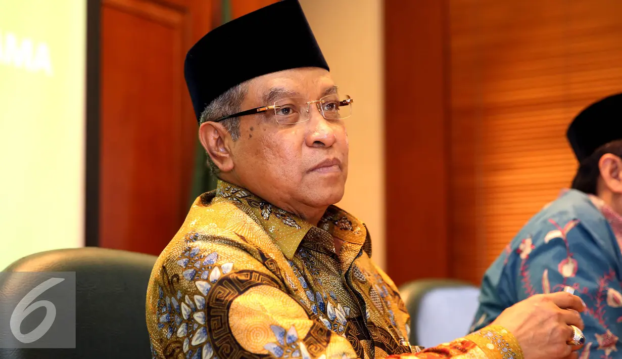 Ketua PBNU Said Aqil Siroj (kiri) memberikan keterangan pers usai melakukan rapat koordinasi internal di Kantor PBNU, Jakarta, Selasa (20/12). PBNU mendesak Pemerintah untuk menuntaskan kasus Rohingnya di Aceh. (Liputan6.com/Johan Tallo) 