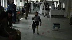 Seorang gadis kecil Afghanistan berjalan menggunakan kaki palsu di pusat ortopedik Komite Internasional Palang Merah (ICRC), rumah sakit bagi korban perang dan yang diamputasi, di Kabul, Minggu (3/4).  (SHAH Marai/AFP)