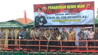 Kapolda Jawa Barat menebar 1 juta bibit bandeng di Pantai Karangsong, Kabupaten Indramayu. (Liputan6.com/Humas Polda Jabar)