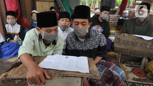 FOTO: Semangat Santri Menuntut Ilmu di Tengah Keterbatasan