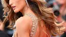 Izabel Goulart berpose saat tiba menghadiri pemutaran film "Burning" selama Festival Film Cannes ke-71 di Prancis selatan (16/5). Model asal Brasil ini tampil cantik dan seksi dengan gaun gold transparan. (AFP Photo/Loic Venance)